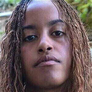 Malia Obama Boyfriend, The Oldest Daughter, Obama Sisters, Obama Daughter, Malia And Sasha, Sasha Obama, Malia Obama, African American Beauty, Michelle And Barack Obama