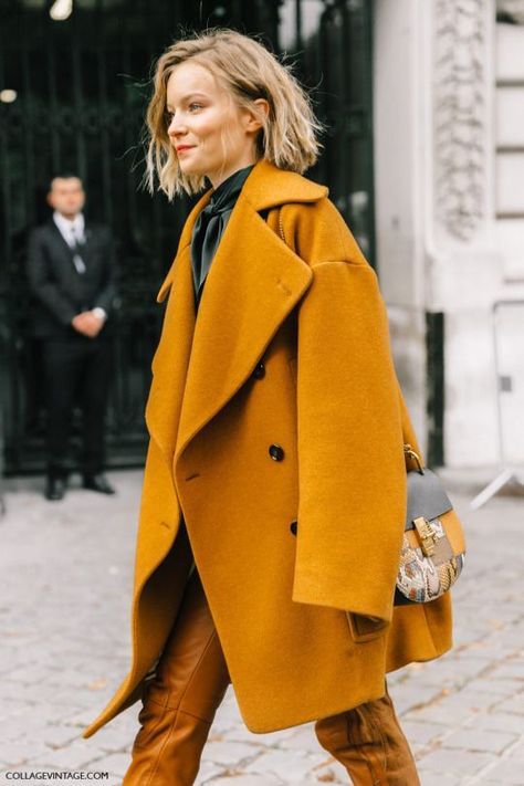 Amazing oversized mustard classic style coat. Pfw Street Style, Mode Tips, Yellow Coat, Blazer Outfit, Winter Mode, Looks Street Style, Autumn Street Style, Winter Trends, Fall Coat