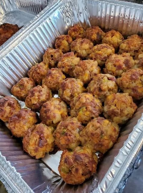 A close-up of golden-brown stuffing balls served on a rustic platter with a dipping sauce. Easy Sausage Balls Recipes, How To Make Stuffing, Stuffing Balls Recipe, Sausage Cheese Balls, Sausage Balls Recipe, Perfect Meatballs, Stuffing Balls, Sausage Balls, Pot Luck