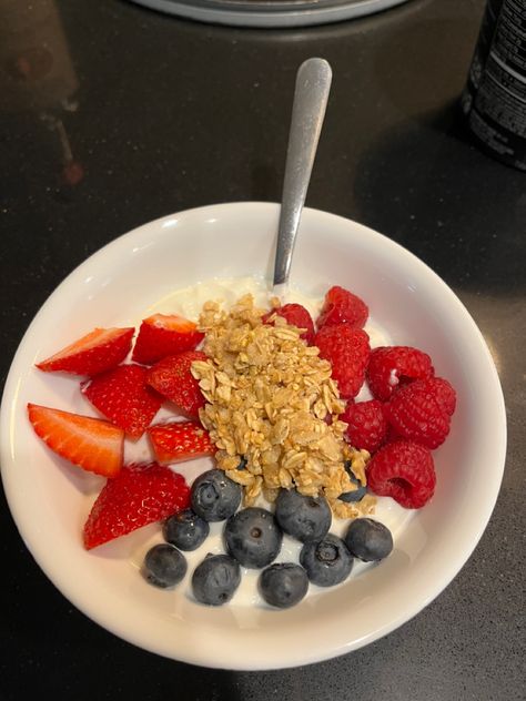 vanilla greek yogurt, mixed berries & gronala =300 calories Yogurt Bowls, Living Better, Yogurt And Granola, Girl Vibe, Vanilla Greek Yogurt, Yogurt Bowl, Healthy Food Dishes, Yogurt Parfait, 300 Calories