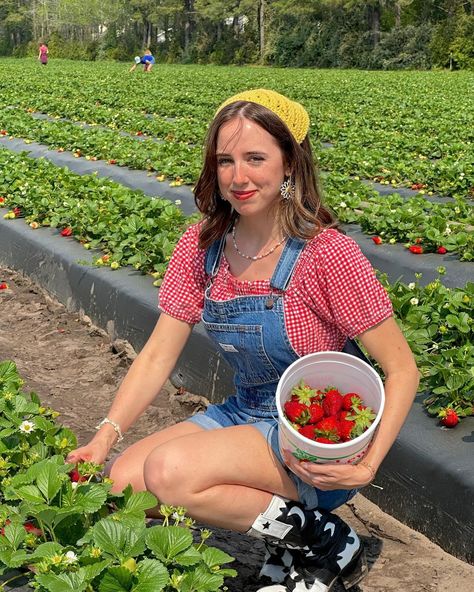 Lemonade Stand Outfit, Bsd Highschool, Strawberry Picking Outfit, Highschool Au, Strawberry Field, Strawberry Girl, Strawberry Fields Forever, Strawberry Picking, Outfit Inspo Summer