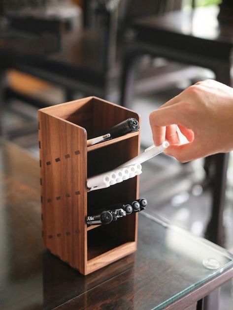 Desk Organizer Ideas Office, Arts And Crafts Office, Wood Work Ideas, Desk Top Storage, Wood Projects Small, Desk Build, Wood Pen Holder, Wood Holder, Office Organizer