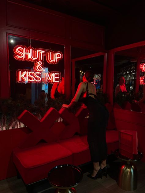 Dinner pics inspo| barcelona restaurants| red vibes| dark feminine aesthetic| aethetic| black dress |shein dress | dinner ideas| italian restaurant Dinner In Barcelona, Dinner Pic, Night Couple, Vision Boards, City Girl, Date Night, Night Out, Barcelona, Neon Signs