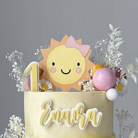 Maisha on Instagram: "Little ray of sunshine ☀️🌼 . . . . . . . . . . #sunshinecake#cakingitup#daisies#cakes#cake#londoncakes#cakesofinstagram#pastelcake#food#instalove#eastlondonbaker" Sunshine Cake, Daisy Cakes, Sunshine Baby Showers, Ray Of Sunshine, First Birthdays, Daisy, Baby Shower, Shower, Cake