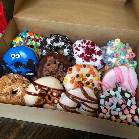 Hurts Donuts, Donut Shops, Donut Flavors, Junk Food Snacks, Delicious Donuts, Läcker Mat, Donut Shop, Deilig Mat, Cute Desserts