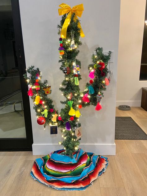 Taco Christmas Tree, Christmas Fiesta Decorations, Christmas Tree Cactus, Barro Christmas Tree, Mexican Christmas Decor Ideas, Mexican Xmas Tree, Mexican Christmas Party Ideas, Mexican Themed Christmas Tree, Mexican Christmas Tree Ideas