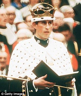 Crowned: Prince Charles looks overawed at his investiture, but he carried it off well with encouragement from the queen The Crown Season 3, Camila Parker, Investiture Ceremony, The Crown Season, Charles Coronation, Prinz Charles, William Wallace, Prince Charles And Camilla, Prinz Harry