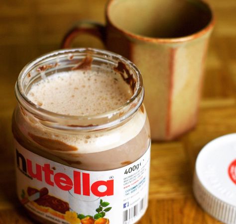 nutella hot chocolate Leftover Nutella Jar Recipes, Nutella Hot Cocoa, Nutella Drink, Best Nutella Recipes, Nutella Gifts, Nutella Hot Chocolate Recipe, Chocolate Hacks, Hot Chocolate In A Jar, Nutella Hot Chocolate