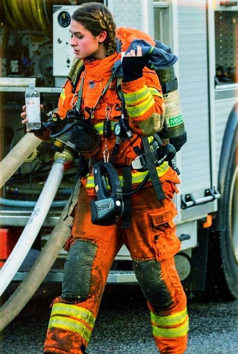 Firefighter Images, Fire Medic, Girl Firefighter, Firefighter Humor, Firefighter Pictures, Female Firefighter, Volunteer Firefighter, Female Fighter, Female Soldier