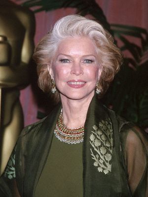 Pictures & Photos of Ellen Burstyn Blonde Hightlights, Sophisticated Hair, Ellen Burstyn, Native American Ancestry, Older Women's Hairstyles, Grey Hair Over 50, Requiem For A Dream, Grey Hair Inspiration, Crop Hair