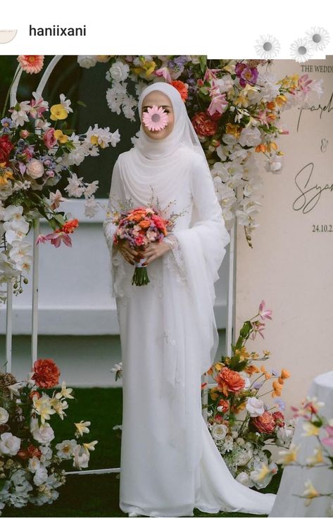 Malay Wedding Dress Nikah, Muslim Nikah Dresses, Bride Hijab Style, Malaysian Wedding Dress, Wedding Gown Hijab, Wedding Manifestation, Hijabi Wedding Dress, Muslim Nikah, Malay Wedding Dress