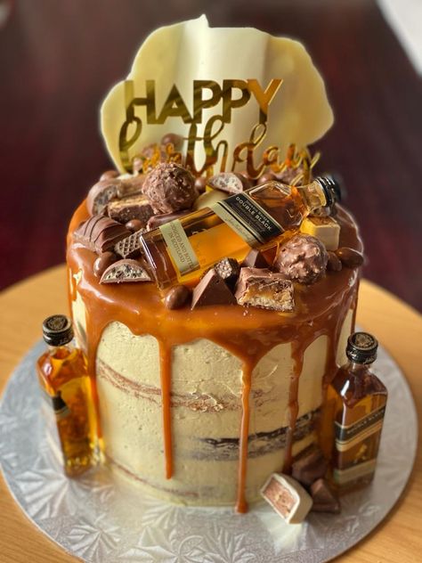 Alcohol Decorated Cakes, Alcohol Birthday Cake For Men Drinks, Johnnie Walker Cake, Johnnie Walker Birthday, Chocolate Cake Decorated, Alcohol Birthday Cake, 40th Birthday Men, Alcohol Cake, Aleph Bet