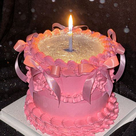 Circle Cake Ideas, 13 Going On 30 Cake, 13 Going 30, Pink Glitter Cake, Bolo Rapunzel, Glitter Birthday Cake, 19th Birthday Cakes, Queen Cake, 13 Birthday Cake