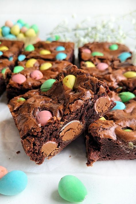 These chewy Easter Mini Egg Brownies make the best Easter dessert. Easy to make brownies loaded with mini eggs! Beautiful and delicious! Easter Dessert Easy, Mini Egg Brownies, Easter Brownies, Easter Deserts, Easter Cooking, No Egg Desserts, Spring Baking, Easter Sweets, Easter Desserts Recipes