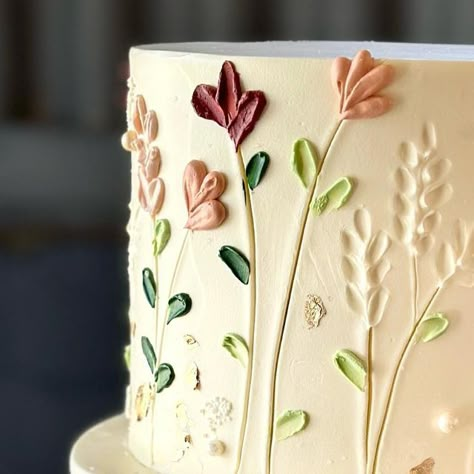 Cake Me Happy on Instagram: "Beautiful simple buttercream floral cake for a wedding this past weekend @kleinevalleij 🌸 • • • #weddingcake #simpleweddingcake #weddingvenue #weddingday #weddingphotography #weddingplanning #weddingideas #weddinginspiration #buttercreamcake #floralcake" Floral Cake Designs, Floral Buttercream Cake, Brushstroke Cake, Pastry Decoration, Floral Cake Design, Hand Painted Wedding Cake, Cookies Decoration, Painted Wedding Cake, Cakes Decorating