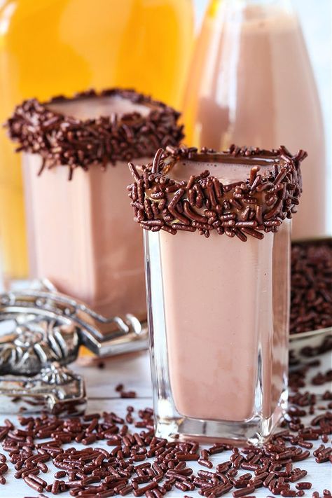 Chocolate Cake Shots, Dessert Shots Recipes, Easter Brunch Cocktails, Whiskey Desserts, Eggnog Recipe Spiked, Chocolate Cake Shot, Eggnog Drinks, Whiskey Chocolate, Vodka Recipes Drinks