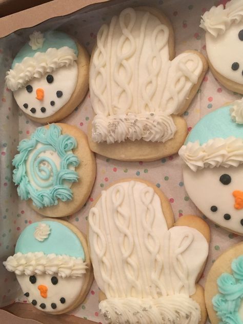 Decorated Sugar Cookies - LOVE the cable knit buttercream! Christmas Sugar Cookies Decorated With Buttercream Frosting, Winter Frosted Cookies, Easy Buttercream Cookie Decorating, Christmas Sugar Cookie Buttercream, New Years Buttercream Cookies, Christmas Cookie Decorating Ideas Buttercream, Christmas Cookies Buttercream Frosting, Holiday Cookies Decorated Buttercream, Buttercream Frosting Cookies Decorating