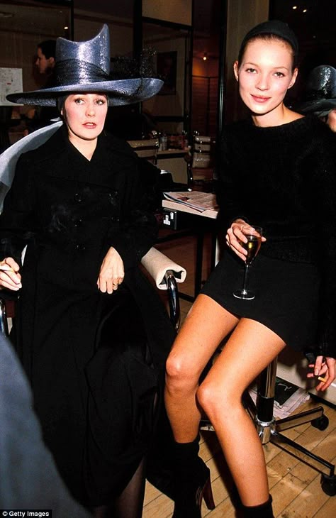 Gilded set: Kate and Lucy [pictured at London Fashion Week in 1993] were part of the same London set, who included the late Isabella Blow, Annabelle Neilson and Alexander McQueen Iconic Kate Moss, Liam Oasis, 90s Fashion Party, 90s Fashion Icons, Kate Mess, Kate Moss Fashion, Kate Moss 90s, 90s Minimalism, Moss Fashion