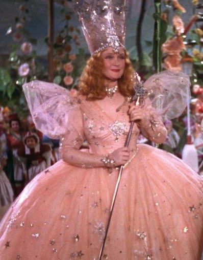 Bruxa Boa do Sul do filme "O Mágico de OZ". Glinda the good witch from the movie "The Wizard of Oz". #thewizardofoz #movie #filme Oz Büyücüsü, Glinda Costume, Glenda The Good Witch, Wizard Of Oz Movie, Billy Burke, Billie Burke, Oz Movie, Wizard Of Oz 1939, Glinda The Good