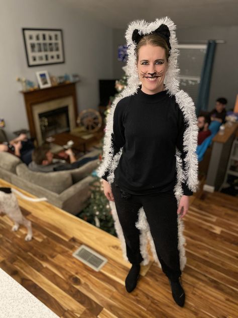 Griswold Family Christmas Party, Christmas Vacation Decorations, Griswold Christmas Party, Christmas Vacation Costumes, Hosting A Christmas Party, Griswold Christmas Vacation, Christmas Vacation Party, Christmas Party Costume, Christmas Vacation Movie