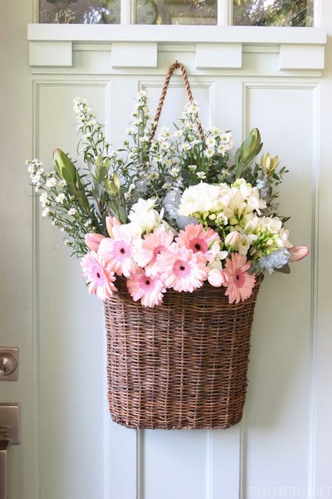 Greet your guests in style. Diy Frühling, Have Inspiration, Spring Decorating, Coron, Décor Diy, Deco Floral, Spring Diy, Spring Home Decor, Spring Has Sprung