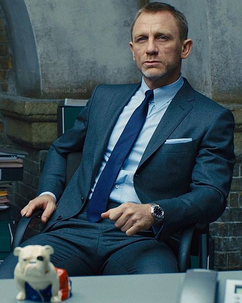 Sartorial Bond on Instagram: “Worn by James Bond in Skyfall - Glen check “O’Connor” suit in mid-grey and black. The single-breasted jacket is cut with narrow, straight…” Daniel Craig Suit, James Bond Outfits, James Bond Suit, Daniel Craig Style, Bond Outfits, James Bond Skyfall, Bond Suits, James Bond Actors, Bond Style