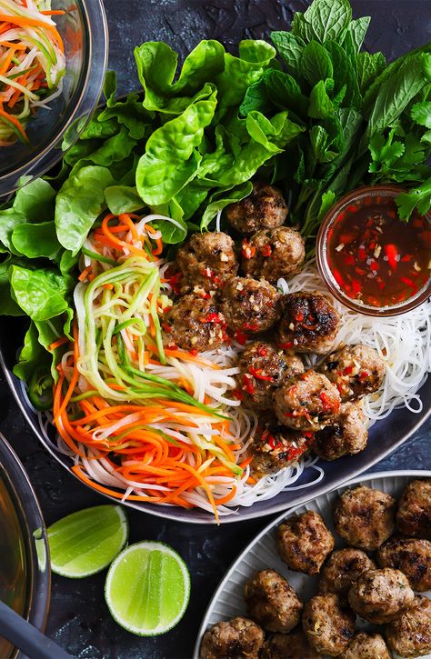 SkinnyAsia: Vietnamese Meatball Salad Meatball Salad, Cha Recipe, Vietnamese Meatballs, Bun Cha, Noodle Salad Recipes, Vietnam Food, Vermicelli Noodles, Salad Healthy, Noodle Salad