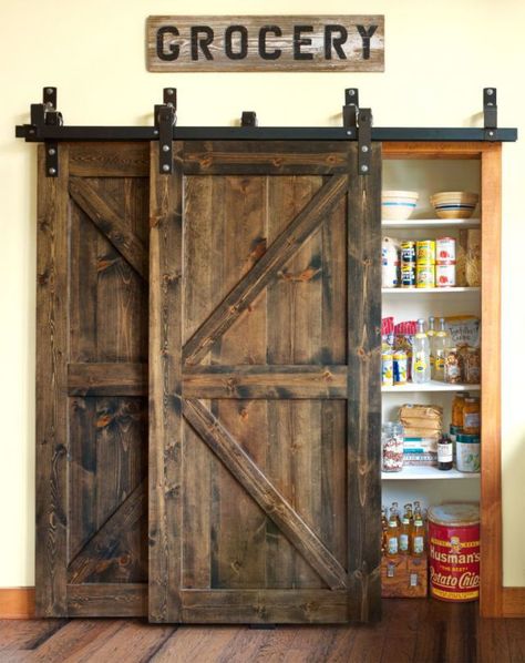 A house just isn't a home without a barn door or two. There's something so simultaneously rustic and down-to-earth about creatively showcasing these huge wooden doors. Dapur Rustic, Vintage Style Kitchen, Casa Country, Decor Ikea, Trendy Home Decor, Ideas Vintage, घर की सजावट, Country House Decor, Barn Doors Sliding