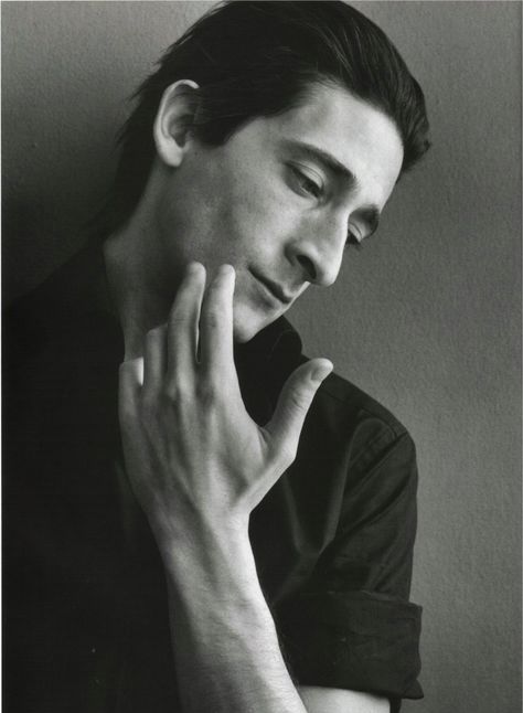 Adrian Brody - He is not handsome but he is mysteriously attractive.  He makes you want to go to the end of the world with him. Adrien Brody, Photographie Portrait Inspiration, Face Reference, Big Noses, Avatar Aang, Foto Poses, Poses References, Channing Tatum, Male Portrait