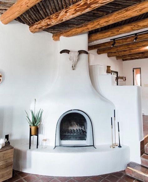 Nikol Klein - Realtor on Instagram: “This white adobe fireplace makes a big statement and adds a modern vibe to this older Spanish style home. Who else would agree? ➡️ Be sure…” Southwest Interior Design, Southwest Interior, Southwestern Interior, Southwest Style Home, Santa Fe Style Homes, Southwest House, Southwest Modern, Ideas Terraza, Southwest Living