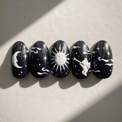 Sun Moon Nail Art, Sun Themed Nails, Day And Night Nails, Sun Nail Design, Astronomy Nails, Sun And Moon Nail Art, Moon Inspired Nails, Nail Art Moon, Circus Nails