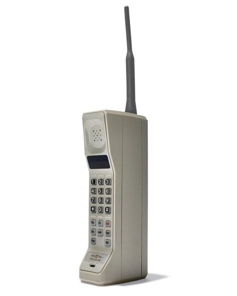 Motorola DynaTAC, 1984 - the first mobile phone Motorola Phone, Phone Gadgets, Phone Booth, Phone Photography, Phone Charger, Phone Stand, Walkie Talkie, Phone Covers, Phone Accessories