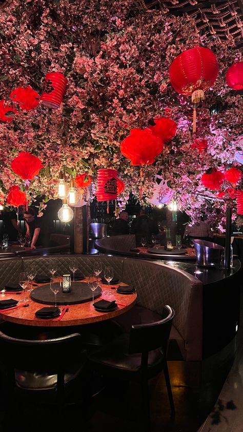 Asian Interior Design Restaurant, Aesthetic Chinese Restaurant, Fancy Chinese Restaurant, Fancy Korean Restaurant, Modern Chinese Aesthetic, Fancy Asian Restaurant, Chinese Restaurant Decor, Asian Restaurant Interior Design Modern, Chinese Dinner Aesthetic