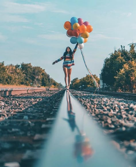 Railroad Photoshoot, Train Tracks Photography, Track Pictures, Unique Senior Pictures, Senior Photography Poses, Beautiful Photoshoot Ideas, Creative Photoshoot Ideas, Creative Portrait Photography, Graduation Photoshoot