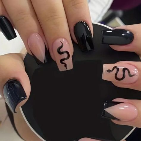 Press on nails College Nails, Black Nail Designs, Nail Swag, Halloween Nail Art, Fall Nail, Fall Nail Designs, Artificial Nails, Square Nails, Acrylic Nail Designs