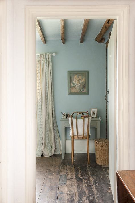 That blue. In a room at Walnuts Farm in East Sussex. Photo by David Merewether for Wealden Times. Simple Rooms, Cosy Homes, Cottagecore House, Sleeping Porch, Pastel Walls, Deco Retro, Design Del Prodotto, Style At Home, Wood Flooring