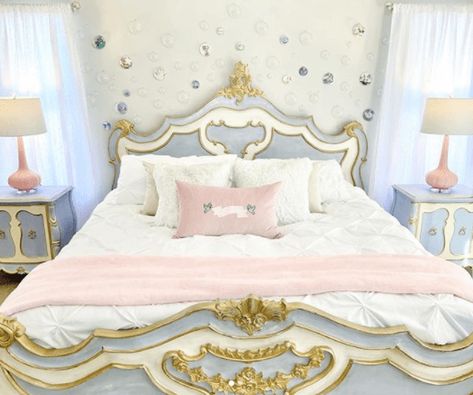 Cinderella Bedroom, Cinderella Room, Disney Themed Rooms, Disney Princess Room, Casa Disney, Alice In Wonderland Room, Deco Disney, Disney Room Decor, Disney Bedrooms