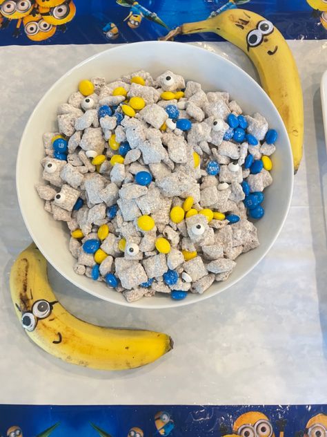 Minion Snacks Ideas Parties Food, Minion Treats Ideas, Minion 4th Birthday Party, Girls Minion Birthday Party, Minion Bday Party Ideas, Minion Birthday Party Food, Minion Food Ideas, Minion 2nd Birthday Party, Minions Movie Night