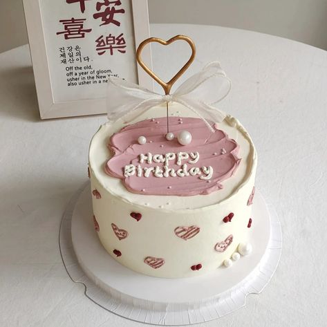 Mini Birthday Cake Aesthetic, Kue Ulta, Aesthetic Bento Cake, Coquette Cake, Friends Birthday Cake, Small Birthday Cakes, Vintage Birthday Cakes, Aesthetic Cake, Cake Cafe