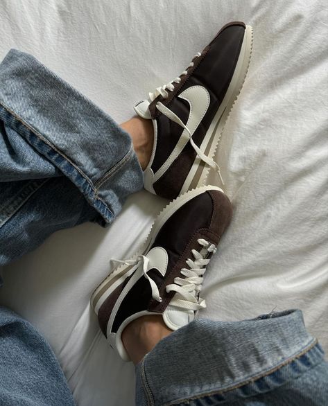 Nike Cortez Outfit, Snicker Shoes, Shoe Wishlist, Baskets Nike, Look Of The Day, Inspo Outfit, Brown Sneakers, Nike Cortez, 가을 패션