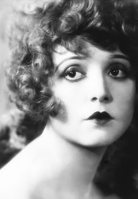 Vintage Beauty from the Roaring Twenties – Eclectic Ladyland 1920 Makeup, 20s Makeup, 1920s Makeup, 1920s Hair, Clara Bow, Jennifer Beals, Gene Kelly, Mae West, Smink Inspiration