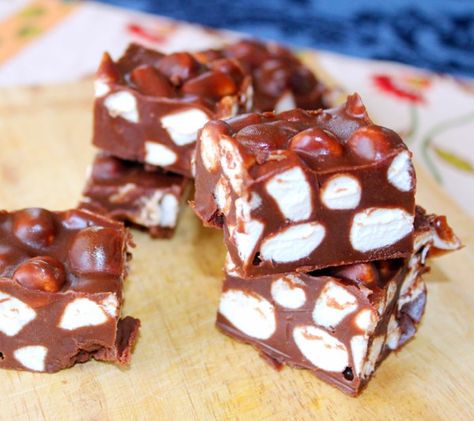 Heavenly Hash ~ Syrup and Biscuits.com. ☀CQ #sweets #treats Reese Fudge Recipe, Baked Fudge Recipe, Peppermint Fudge Recipe, Heavenly Hash, No Bake Fudge, Rocky Road Fudge, Fudge Bars, Fudge Recipes Easy, Fudge Easy