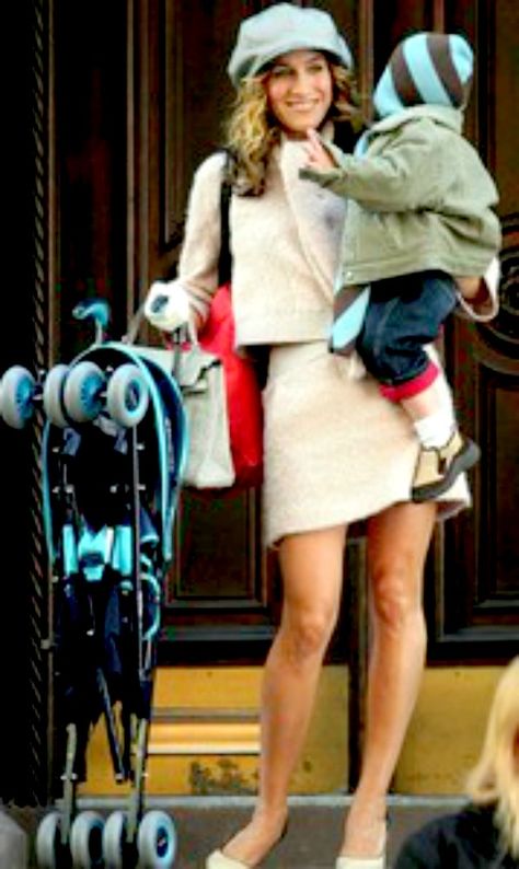 Carrie's outfit choice for babysitting little Brady for Miranda, is truly a dream. The color, the length of the skirt, the little jacket, cap and shoes seal the deal of good taste. Naked legs makes this tops in my book! Carrie And Big, Sara Jessica Parker, Carrie Bradshaw Outfits, Carrie Bradshaw Style, Millennials Fashion, Miroslava Duma, Style Guru, Mary Kate Olsen, City Outfits