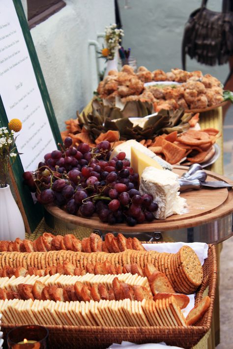 Crackers, fruit, and cheese while guests wait for photos/bride and groom to arrive. This looks too delicious, I'd probably sneak away from taking photos just to grab a plate. Or 3. Wedding Food Display, Buffet Wedding Reception, Wedding Food Drink, Wedding Appetizers, Fingerfood Party, Fruit Displays, Reception Food, Wedding Reception Food, Wedding Buffet