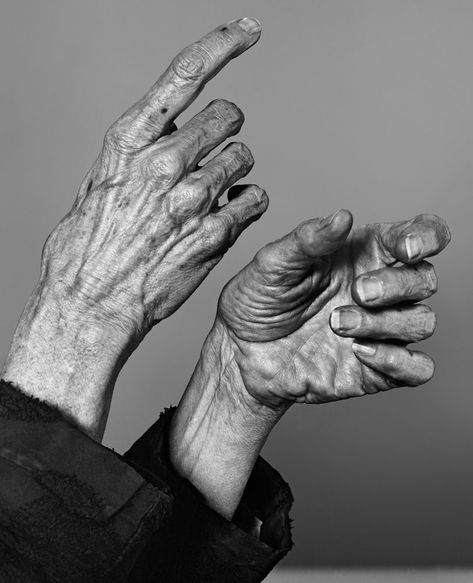 Kiki Smith Hand Fotografie, Ogoh Ogoh, Kiki Smith, Drawing Hands, Hand Photography, Hand Drawing Reference, Figure Reference, Hand Reference, Human Reference