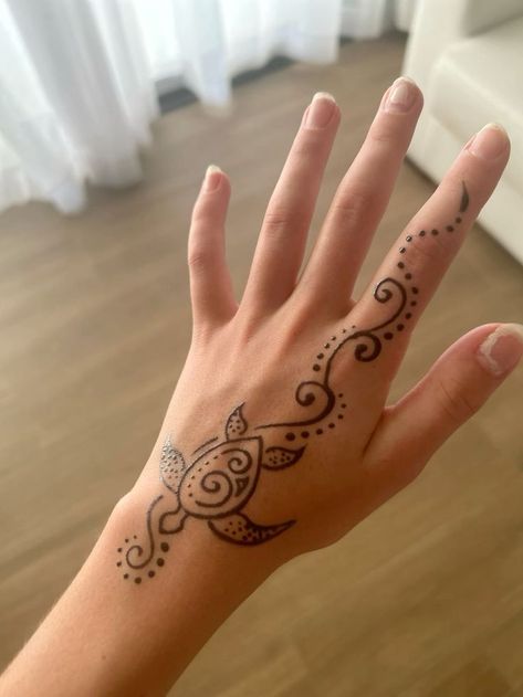 Butterfly Henna Hand, Cute Henna Hand Designs, Sea Turtle Henna Tattoo, Simple Henna Hand Tattoos, Hena Design Simple Easy Aesthetic, Quick Henna Designs Simple, Henna Turtle Tattoo, Henna Fish Design, Simple Henna Ideas Hands