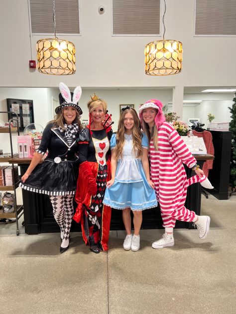 Alive And Wonderland Costume, 4 Ppl Costumes, Costume For 4 People Group, 4 Ppl Halloween Costume, Halloween Costumes 4 People, 4 People Costume Ideas, Halloween Costumes For 4 People, Group Costume Ideas For 4, Alice In Wonderland Group Costume