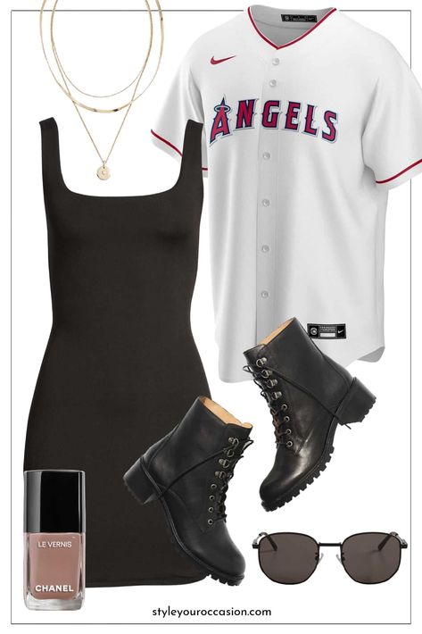 Baseball Jersey Outfit Women Fashion, Style A Jersey, Spirit Jersey Outfit, Baseball Game Outfit Ideas, Jersey Shirt Outfit, Jersey Outfit Ideas, Baseball Jersey Outfit Women, Game Outfit Ideas, Jersey Dress Outfit