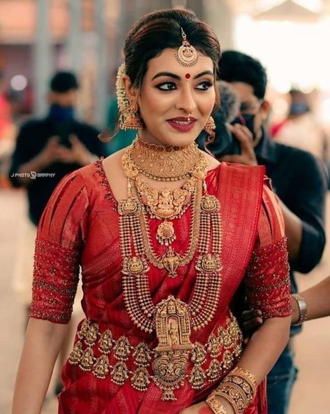 Blouse Designs For Plain Sarees, Durga Krishna Actress, Contrast Blouse Designs, Ram 2022, Plain Sarees, Kerala Saree Blouse Designs, 25 October, Boat Neck Blouse Design, Kerala Bride