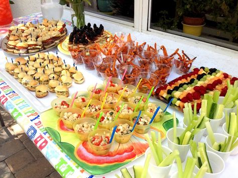 Miniature food, amazing kids' birthday spread. Childrens Party Food, Party Spread, Catering Display, Ard Buffet, Party Food Buffet, Troll Party, Party Catering, Kids Party Food, Party Finger Foods